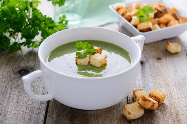Кремовый суп из шпината — стоковое фото