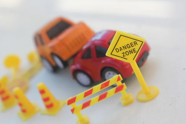 La zone d'accident de voiture s'est bouclée avec un panneau jaune. deux voitures avec une collision majeure avec une voiture renversée par une autre voiture brune & zone encerclée par des barricades jaunes — Photo