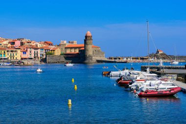 Güney Fransa 'da bir sahil beldesi olan eski Collioure kasabası.