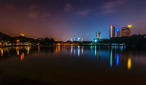 Shah Alam mesquita com edifício à noite — Fotografia de Stock