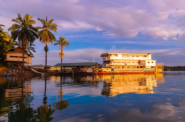 Barcos de casa no lago kenyir — Fotografia de Stock