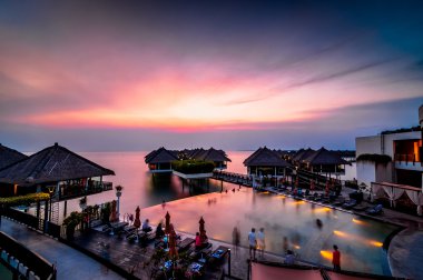 Lüks resort yüzen, günbatımı