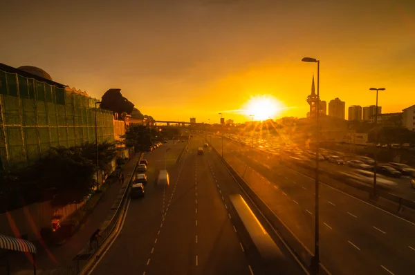 Viel befahrene Autobahn und Blick auf Einkaufszentren in der Dämmerung — Stockfoto