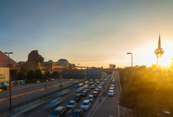 Autoroute occupée et centre commercial vue pendant le crépuscule — Photo