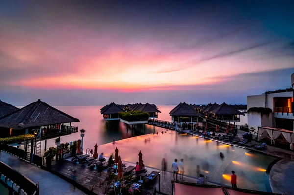 Закат на плавучем роскошном курорте Стоковое Изображение