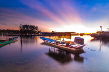 Gündoğumu sırasında tek tekneler