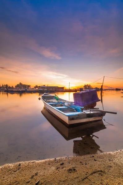 Enkele boten tijdens zonsopgang — Stockfoto