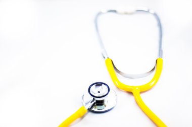 Beyaz arka plan ile sarı stetoskop
