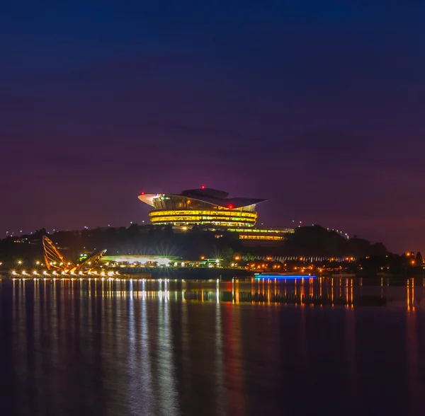 Centro de Convenções à noite — Fotografia de Stock