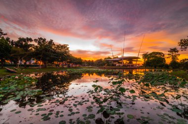 Cyberjaya göl günbatımı sırasında