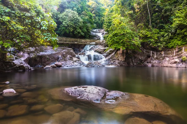 Cachoeira Langsir no lago Kenyir — Fotografia de Stock