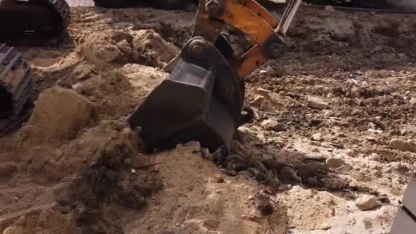 Yol onarımı. Kazıcı metal kova asfalt koymadan önce toprağı kazar — Stok video