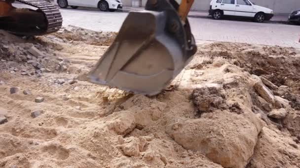 Travaux de réparation routière. excavatrice seau en métal creuse le sol avant de poser l'asphalte — Video
