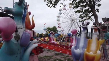 Lunapark, eğlence ve eğlence parkı. Parlak renkli atlıkarınca, cazibe.