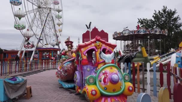 Lunapark, amusements- en recreatiepark. Heldere gekleurde carrousels, attracties. — Stockvideo