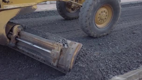 Trabajos de reparación de carreteras. excavadora cubo de metal cava el suelo antes de colocar asfalto. — Vídeo de stock