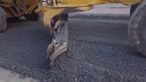 Lavori di riparazione stradale. escavatore secchio metallico scava terra prima della posa di asfalto. — Video Stock