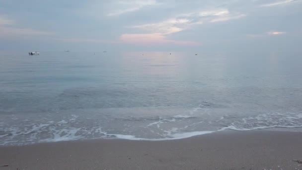 Cloudy sky, dark clouds. Evening. Sunset. sandy beach. Sea waves with white foam — Stock Video