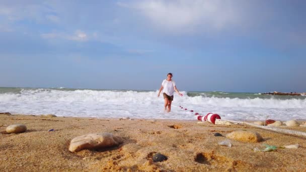 Піщаний пляж. жінка ходить на березі моря. Ноги молодої світлошкірої дівчини . — стокове відео