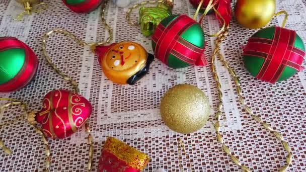 Cam plastik tekstil Noel ağacı süslemesi beyaz dantelli masa örtüsü — Stok video
