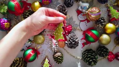 Cam, plastik, Noel ağacı süslemeleri. Kadın eli işte. Yakın plan.
