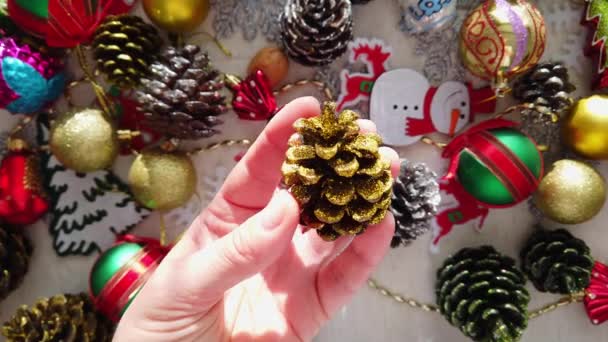 Vidrio, plástico, decoraciones de árboles de Navidad en la mesa. Manos de mujer. Primer plano — Vídeos de Stock