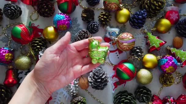 Kaca, plastik, dekorasi pohon Natal di atas meja. Tangan para wanita. Close-up — Stok Video