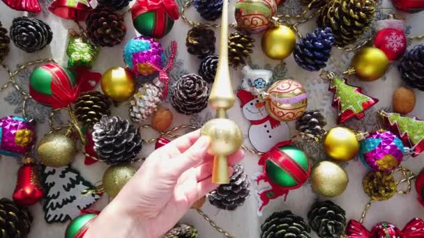 Üveg, műanyag, karácsonyfa dekoráció az asztalon. Női kezek. Közelkép — Stock videók