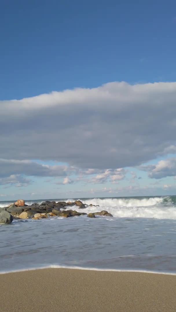 El paisaje marino. Arena, playa de arena. cielo azul, nubes blancas. olas de mar, espuma blanca. — Vídeo de stock