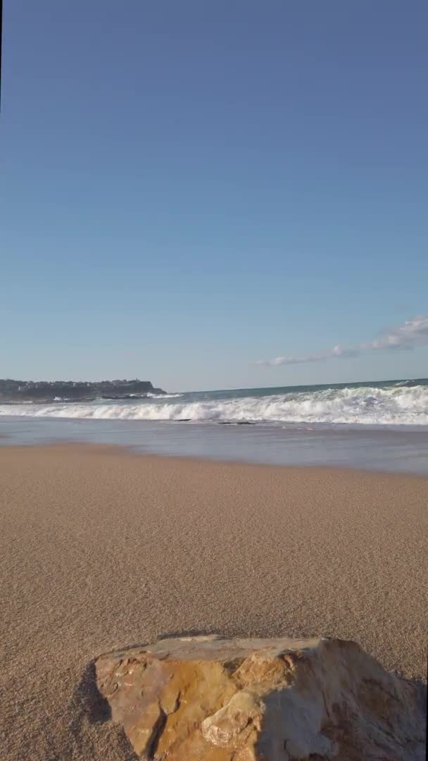 Θαλασσογραφία. Άμμος, αμμώδης παραλία. μπλε ουρανός, άσπρα σύννεφα. θαλάσσια κύματα, λευκός αφρός. — Αρχείο Βίντεο