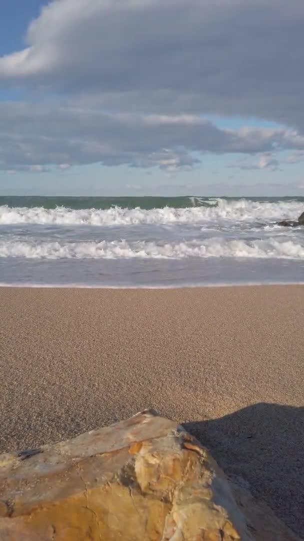 Seelandschaft. Sand, Sandstrand. blauer Himmel, weiße Wolken. Meereswellen, weißer Schaum. — Stockvideo