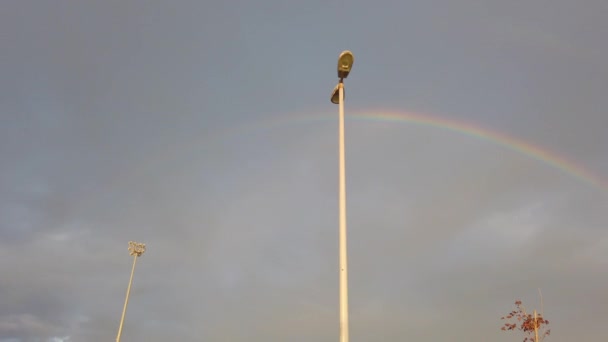 Niemand. Kein Volk. Großer heller, erstaunlich schöner Regenbogen am Himmel. — Stockvideo