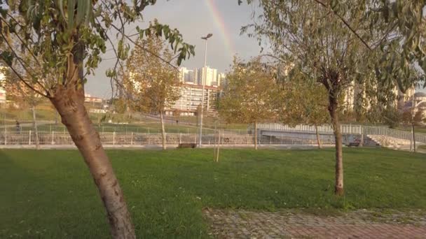 Niemand. Geen mensen. Grote heldere verbazingwekkend mooie regenboog in de lucht. — Stockvideo