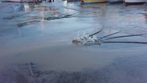 Cuerdas, botes amarrados. arcos de barcos de pesca, muelle de mar. Reflexiones sobre la superficie húmeda — Vídeo de stock