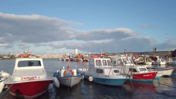 Céu dramático azul, nuvens. Iates privados, barcos de pesca atracados na baía do mar. — Vídeo de Stock
