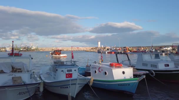 Blå dramatisk himmel, moln. Privata båtar, fiskebåtar dockade i havsvik. — Stockvideo