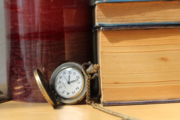 古董钟表的书 — 图库照片