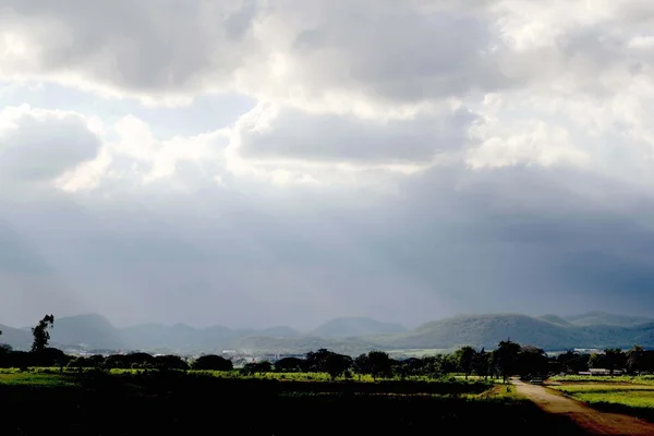 Estrada com luz do pôr do sol — Fotografia de Stock