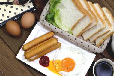 Kahvaltı - tost, yumurta, pastırma