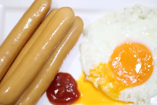 Πρωινό έντερο γεμίσματος και ένα τηγανητό αυγό — Φωτογραφία Αρχείου