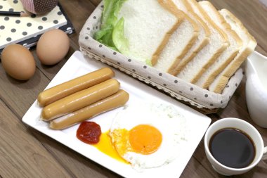 Kahvaltı - tost, yumurta, pastırma