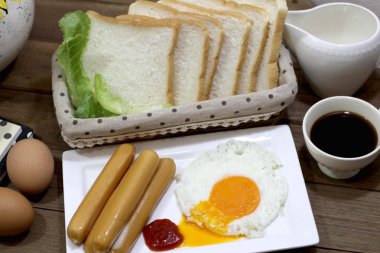 Kahvaltı, ekmek, yumurta, süt.