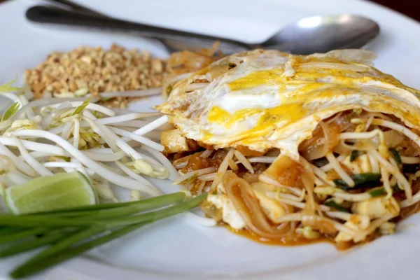 Stir-fried rice noodles (Pad Thai) — Stock Photo, Image