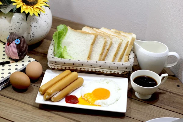 Desayuno - tostadas, huevos, tocino —  Fotos de Stock