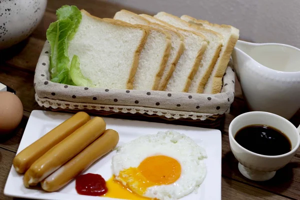 Colazione - pane tostato, uova, pancetta — Foto Stock