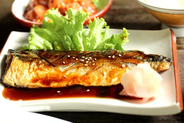 Üstte tatlı soslu ızgara saba balık