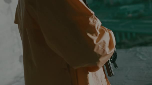 Людина Захисному Костюмі Газова Маска Кулеметом Виходить Край Незакінченої Підлоги — стокове відео