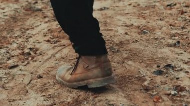 Kurumuş vadiden göle doğru yürür adam kayaların arasında. Manzara Mars 'a benziyor..