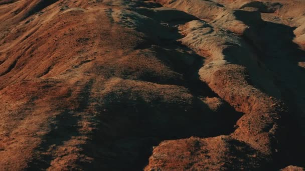 Sucha, pęknięta, nierówna gleba, przypominająca marsjański krajobraz czerwony. — Wideo stockowe