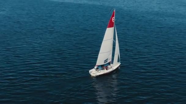 帆船在晴朗明亮的天空背景下沿着海面航行. — 图库视频影像